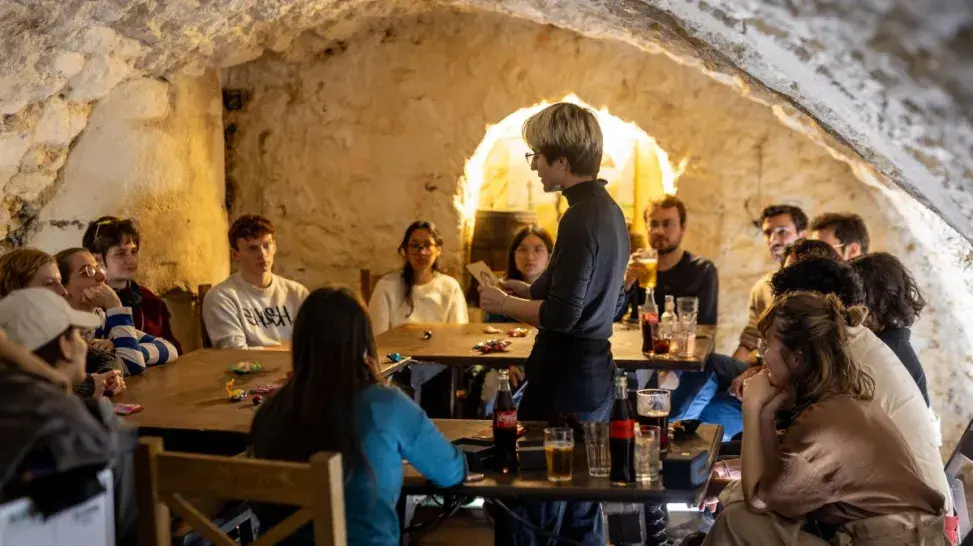 Étudiants jouant au Loup-garou